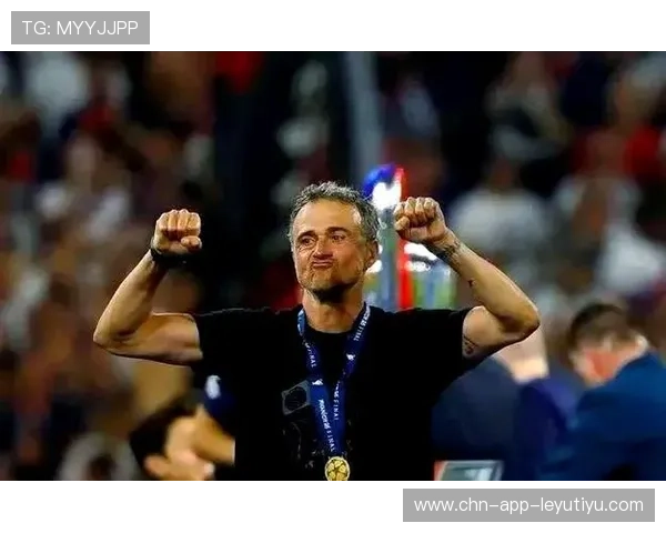 球员在欧冠赛后与球迷分享胜利喜悦，欧冠表演嘉宾