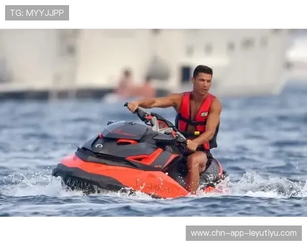 C罗游艇派对被拍，豪华生活再度引发讨论但他转而谈公益